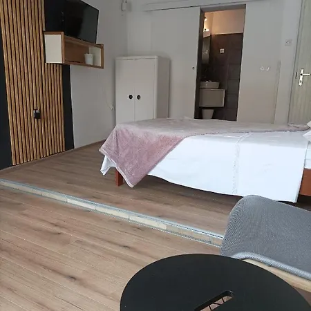 Seventh Continent Apartment *